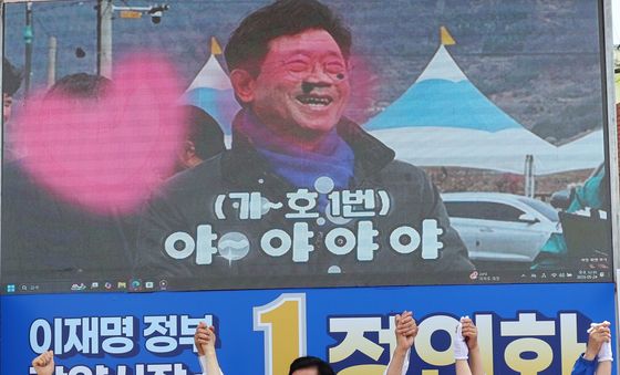유권자들에게 지지호소 하는 정청래 대표