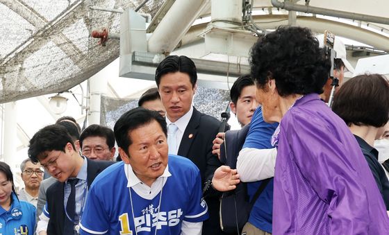시장 상인에게 인사하는 정청래 대표
