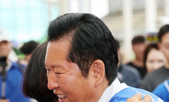 시장 상인과 포옹하는 정청래 대표