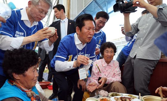 음식 맛 보는 정청래 대표