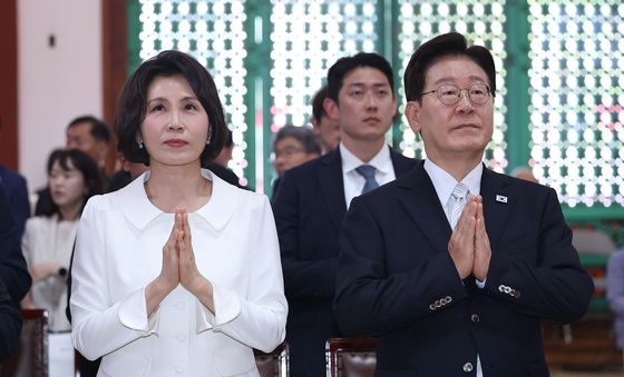 합장하는 이재명 대통령·김혜경 여사