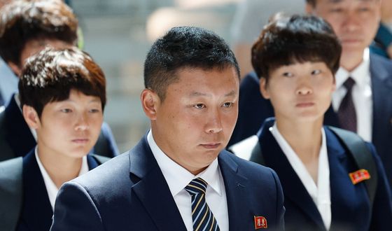 굳은 표정으로 출국하는 리유일 감독