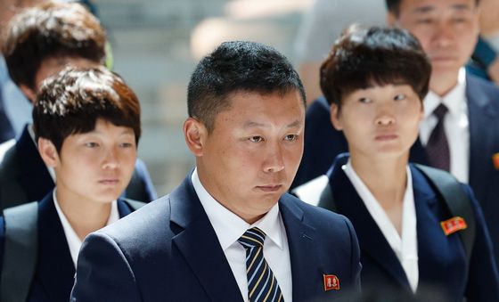 '북측' 표현에 기자회견 중단한 리유일 감독, 굳은 표정으로 출국