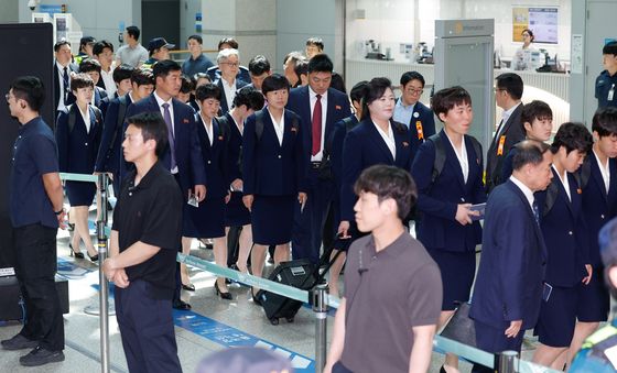 인천공항 도착한 북한 내고향여자축구단