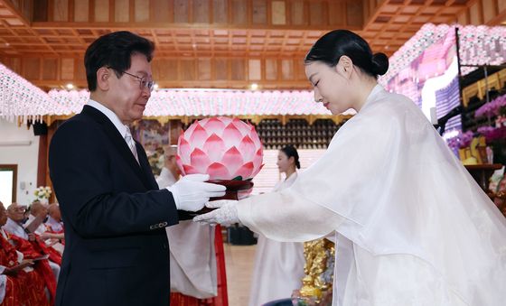 헌등하는 이재명 대통령