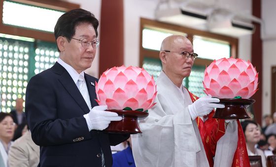 헌등하는 이재명 대통령