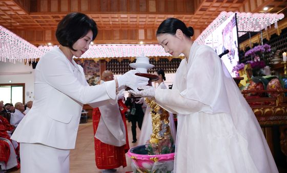 헌다하는 김혜경 여사