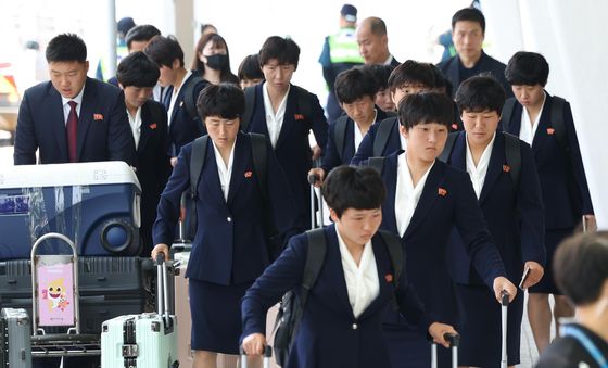 내고향여자축구단, 출국 위해 인천공항 도착