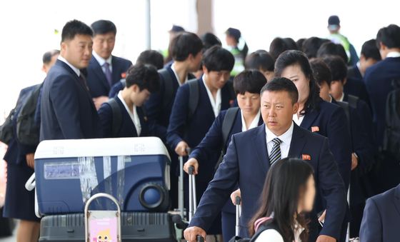 인천공항 도착한 내고향여자축구단