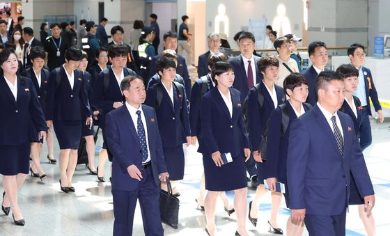 출국하는 北 내고향여자축구단