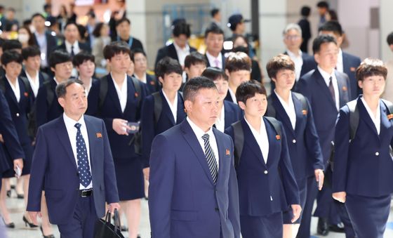 굳은 표정의 北 리유일 감독