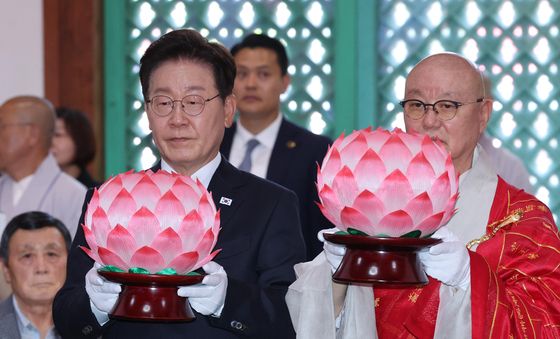 봉축법요식 헌등하는 이재명 대통령