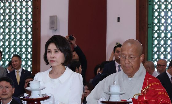 봉축법요식 헌다하는 김혜경 여사