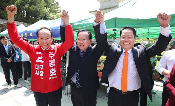 동화사에서 만난 대구시장 후보 3인