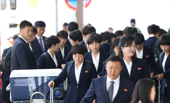 인천공항 도착한 리유일 감독