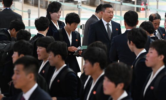 출국 수속 밟는 北 내고향여자축구단
