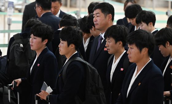 출국 수속 밟는 北 내고향여자축구단