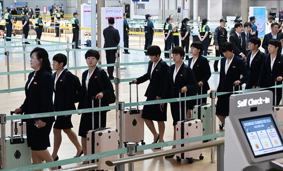 출국 수속 밟는 북한 내고향여자축구단