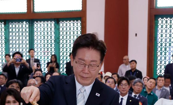 이재명 대통령, 부처님오신날 관불의식
