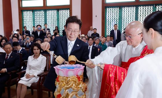 이재명 대통령, 부처님오신날 관불의식