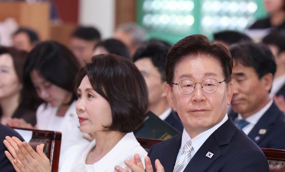 박수 치는 이재명 대통령·김혜경 여사