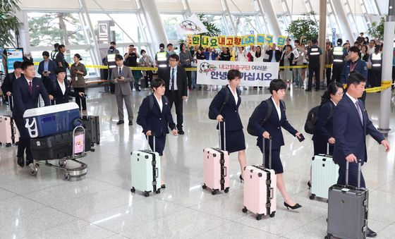 '또 만나요' 응원단 격려 속 출국하는 북한 여자축구