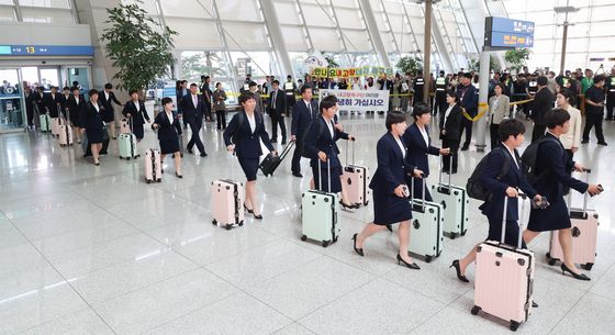 내고향여자축구단, 응원단 격려 속 출국