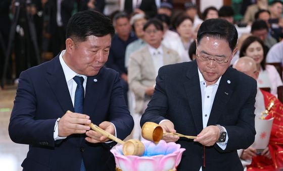 관불의식 하는 정덕영·강수현 양주시장 후보