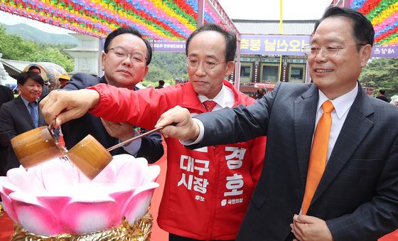 부처님오신날 동화사 찾은 대구시장 후보