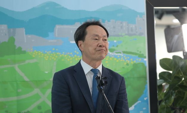 브리핑하는 김종훈 후보 캠프 방석수 선대본부장