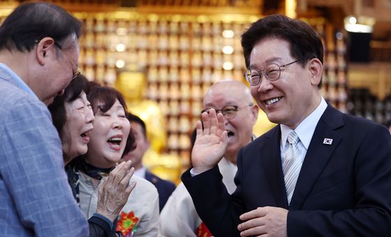 신자들과 인사 나누는 이재명 대통령