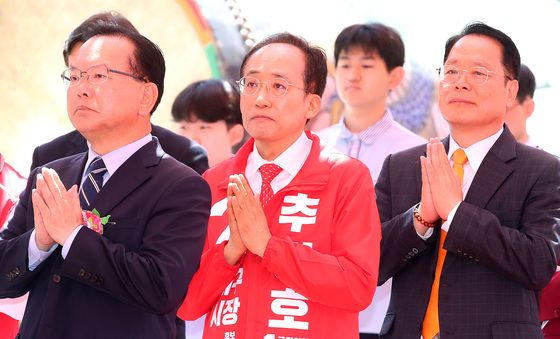 부처님 앞에 합장하는 대구시장 후보 3인