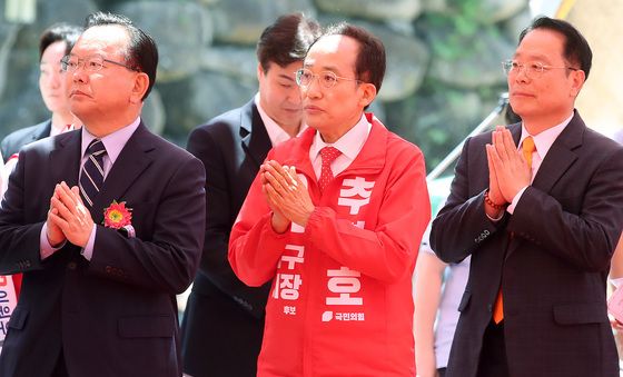 함께 합장하는 대구시장 후보