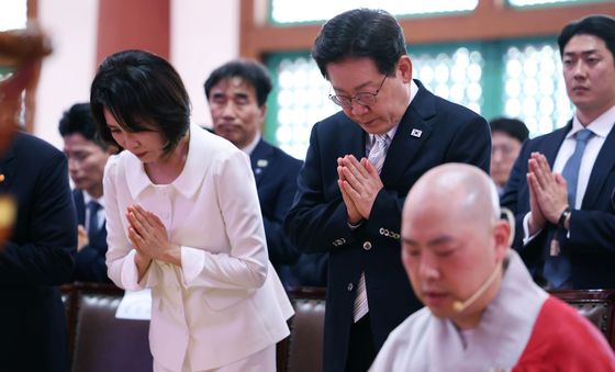 합장하는 이재명 대통령