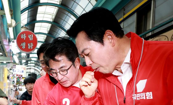 닭강정 시식하는 장동혁 대표와 박종진 후보