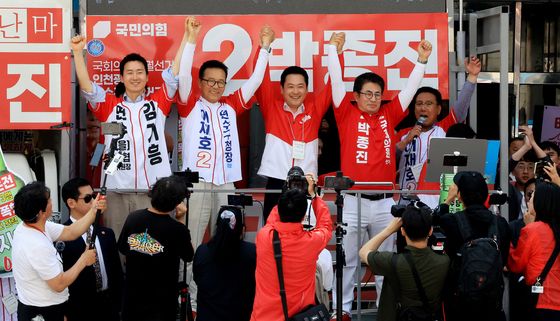 국민의힘 지방선거 후보들과 지지호소하는 장동혁 대표
