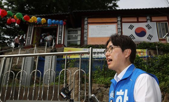 취재진 질문 답하는 하정우 후보