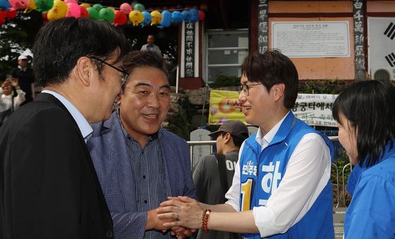 인사하는 하정우 후보와 배우 이원종