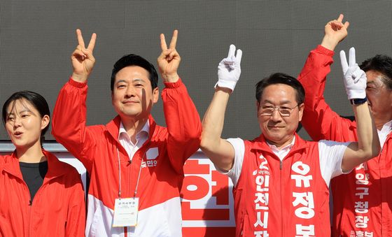유권자들에게 지지호소하는 장동혁·유정복