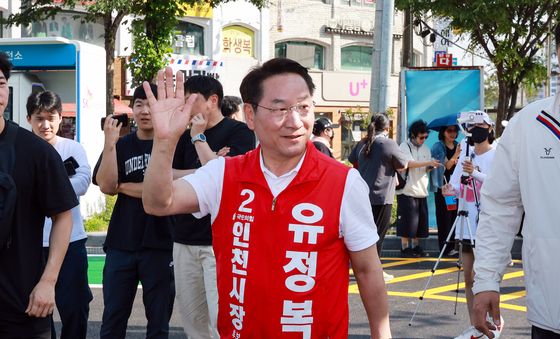 지지자들 향해 손인사하는 유정복 인천시장 후보