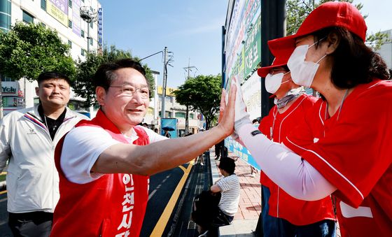 선거운동원들과 인사 나누는 유정복 후보