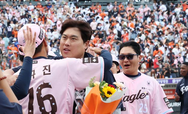 200승 달성 축하받는 류현진