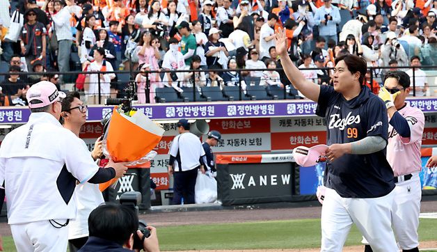 KBO·MLB 통산 200승, 인사하는 류현진