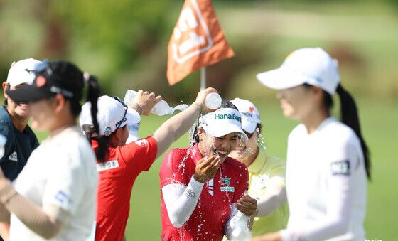 축하 물세례 맞는 짜라위 분짠