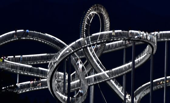 밤하늘 즐기는 관광객들