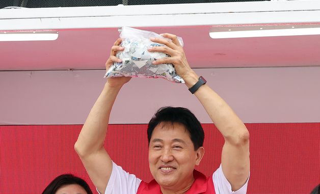 지지자들 연호에 미소 짓는 오세훈 후보