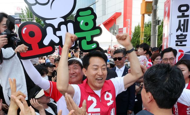지지자들과 인사 나누는 오세훈 후보