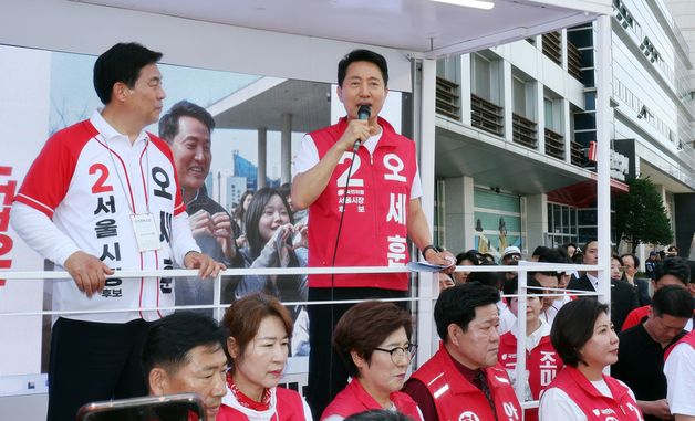 도봉구민들에게 지지 호소하는 오세훈 후보