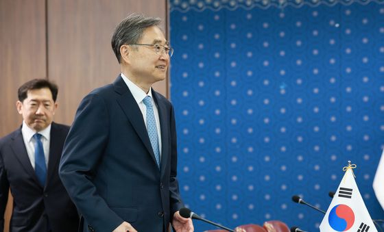 자리로 이동하는 조현 장관