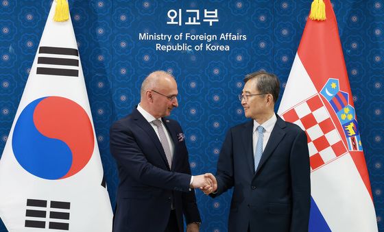 악수 나누는 조현 장관·고르단 그를리치 라드만 장관